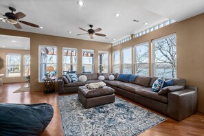 Smart TV, fireplace, Netflix, streaming services