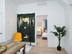 2 bedrooms, desk, iron/ironing board, free WiFi - Trendy Bungalow mins to Colleges & Downtown Gainesville (Gainesville)