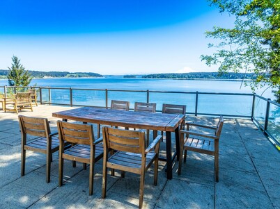 Waterfront Retreat with Mt. Rainier Views+Hot tub