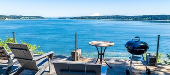 Waterfront Retreat with Mt. Rainier Views+Hot tub