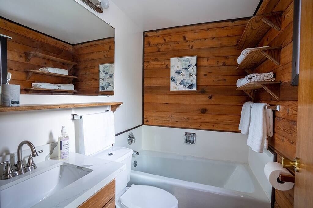 2nd floor bathroom (bathroom #2)