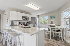 Microwave, oven, stovetop, dishwasher - Beautiful getaway! (Miramar Beach)