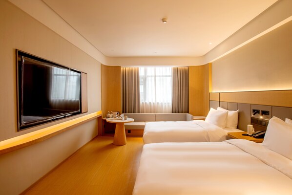 A hotel room with two beds, a TV, a small table, and a window with curtains. - Ji Hotel Pangdonglai Life Plaza Old Pedestrian St (Xinxiang)