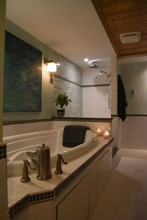 Superior Studio Suite | Bathroom | Hair dryer, towels - Les Chambres Roses (West Kelowna)