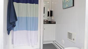 Ducha, artículos de tocador ecológicos, secador de pelo, toallas