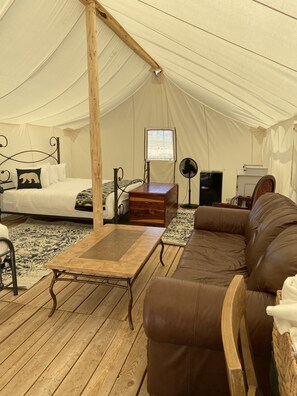 Deluxe-telttamajoitus | Egyptinpuuvillaiset lakanat, ylelliset vuodevaatteet, untuvapeitot