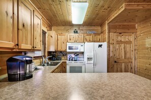 Een koelkast, een microgolfoven, een oven, een kookplaat