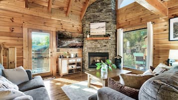 Smart-tv, een open haard en tafelvoetbal