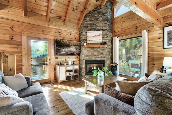 Smart-tv, een open haard en tafelvoetbal