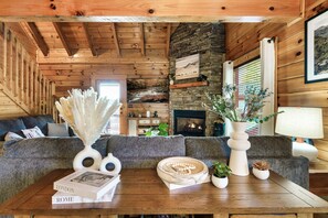 Smart TV, fireplace, table football - Groot's Place - 5min from parkway - massage chair/Air hockey/foosball (Pigeon Forge)