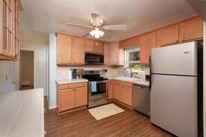 Frigorifero, microonde, forno, piano cottura