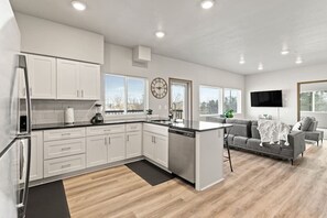 Refrigerador, microondas, horno y parrilla de estufa 