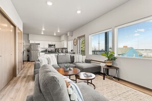 Smart TV - Very New 2 Bed 2 Bath Near DT and Perry District! (Spokane)