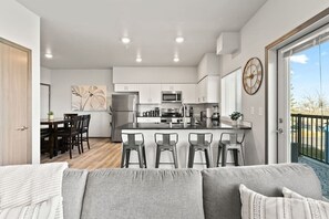 Fridge, microwave, oven, stovetop - Very New 2 Bed 2 Bath Near DT and Perry District! (Spokane)