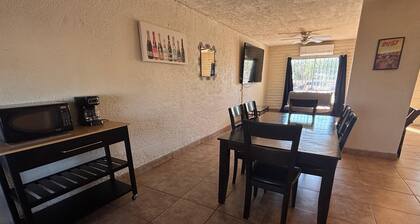 Shoreline Condo 4 Desert Oasis Free Wifi Cool AC