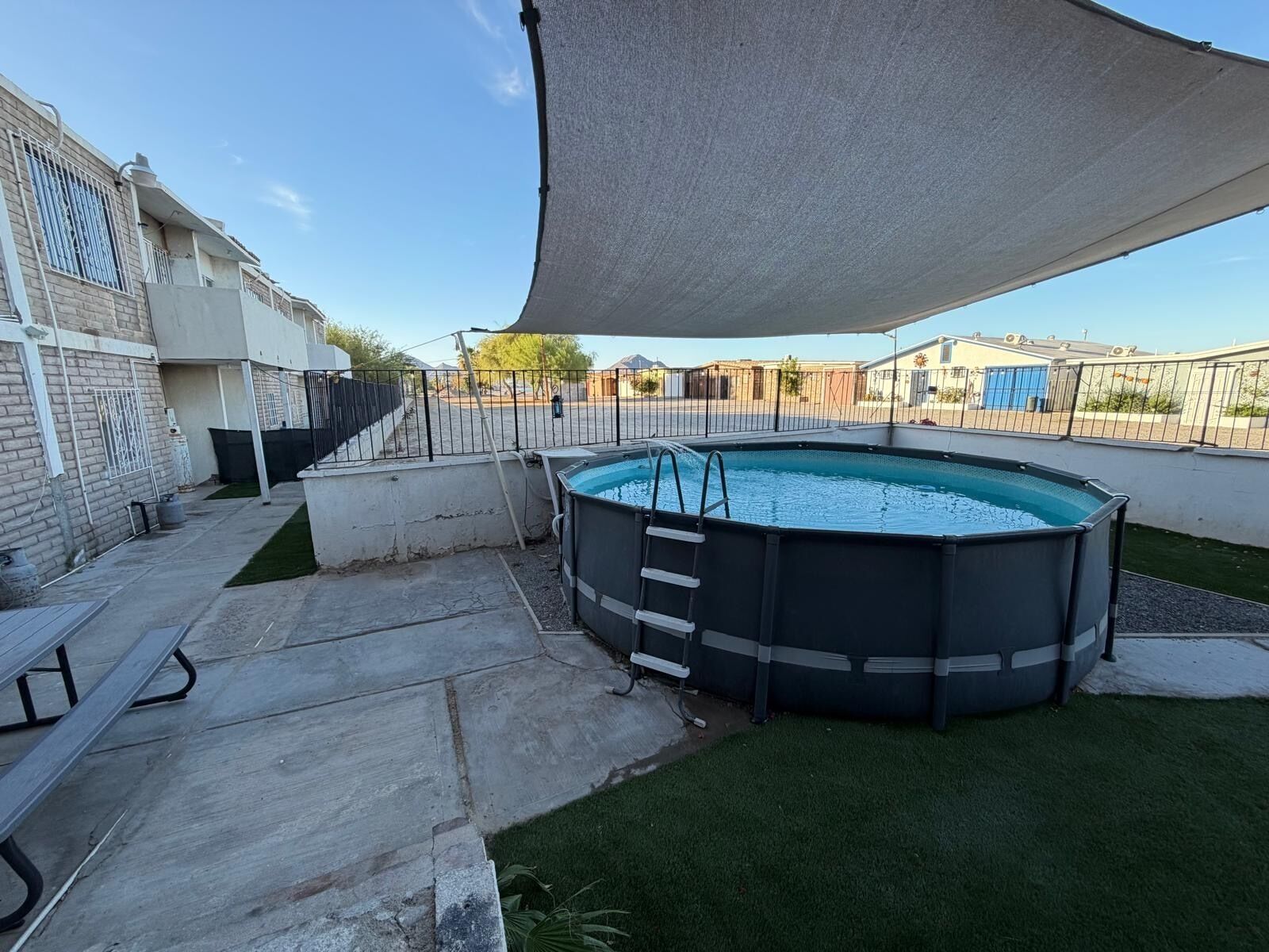 Una piscina al aire libre