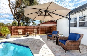 Alberca al aire libre y alberca climatizada