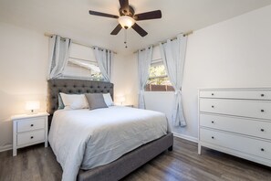 3 soverom, skrivebord, strykejern/-brett og reiseseng for barn