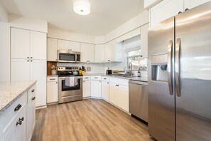 Refrigerador, microondas, horno y parrilla de estufa 