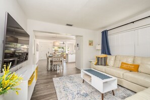 Smart TV, books - Heated POOL Oasis DOG/FAMILY Welcome! 6mi-BEACHES & 2mi to DWTN! Fast/Free WI-FI (Clearwater)