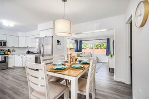Dining - Heated POOL Oasis DOG/FAMILY Welcome! 6mi-BEACHES & 2mi to DWTN! Fast/Free WI-FI (Clearwater)