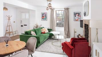 Televisio, takka, pöytätennispöytä