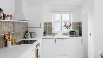 Coffee/tea maker, fridge, microwave, oven