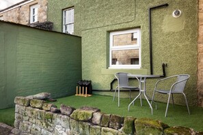 Outdoor dining - ✨ Stylish Grade II Listed Cottage in the Heart of Alnwick (Northumberland)