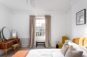 2 bedrooms, blackout drapes, iron/ironing board, WiFi - ✨ Stylish Grade II Listed Cottage in the Heart of Alnwick (Northumberland)
