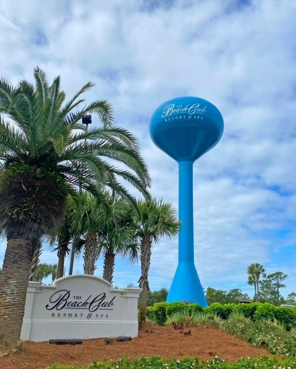 Indicador del Resort & Spa The Beach Club amb una estructura blava destacada al fons.