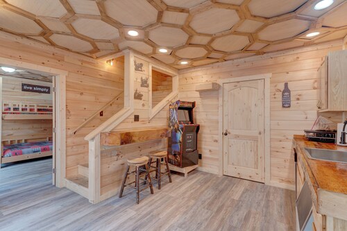 Creekside cabin, hot tub, fire pit, wood pizza oven n grill, dogs, near Ellijay