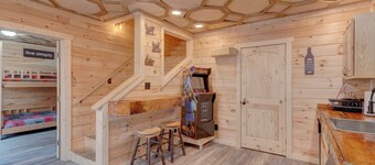 Creekside cabin, hot tub, fire pit, wood pizza oven n grill, dogs, near Ellijay