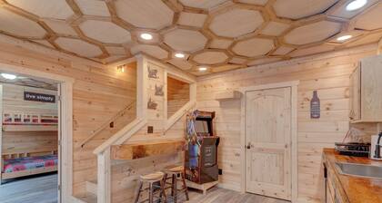 Creekside cabin, hot tub, fire pit, wood pizza oven n grill, dogs, near Ellijay