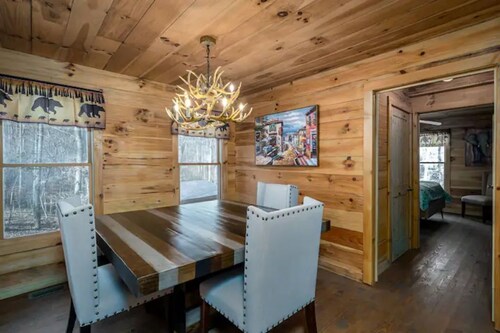 Creekside cabin, hot tub, fire pit, wood pizza oven n grill, dogs, near Ellijay