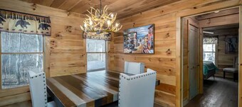 Creekside cabin, hot tub, fire pit, wood pizza oven n grill, dogs, near Ellijay