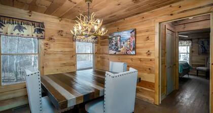 Creekside cabin, hot tub, fire pit, wood pizza oven n grill, dogs, near Ellijay