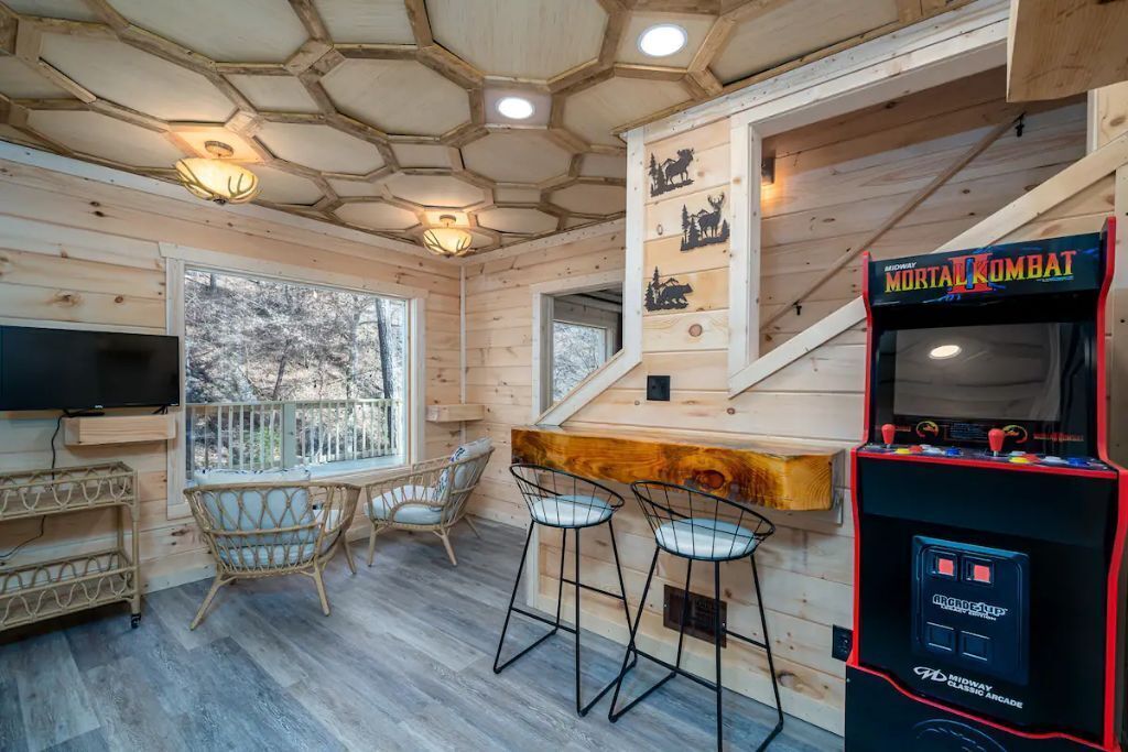 Creekside cabin, hot tub, fire pit, wood pizza oven n grill, dogs, near Ellijay