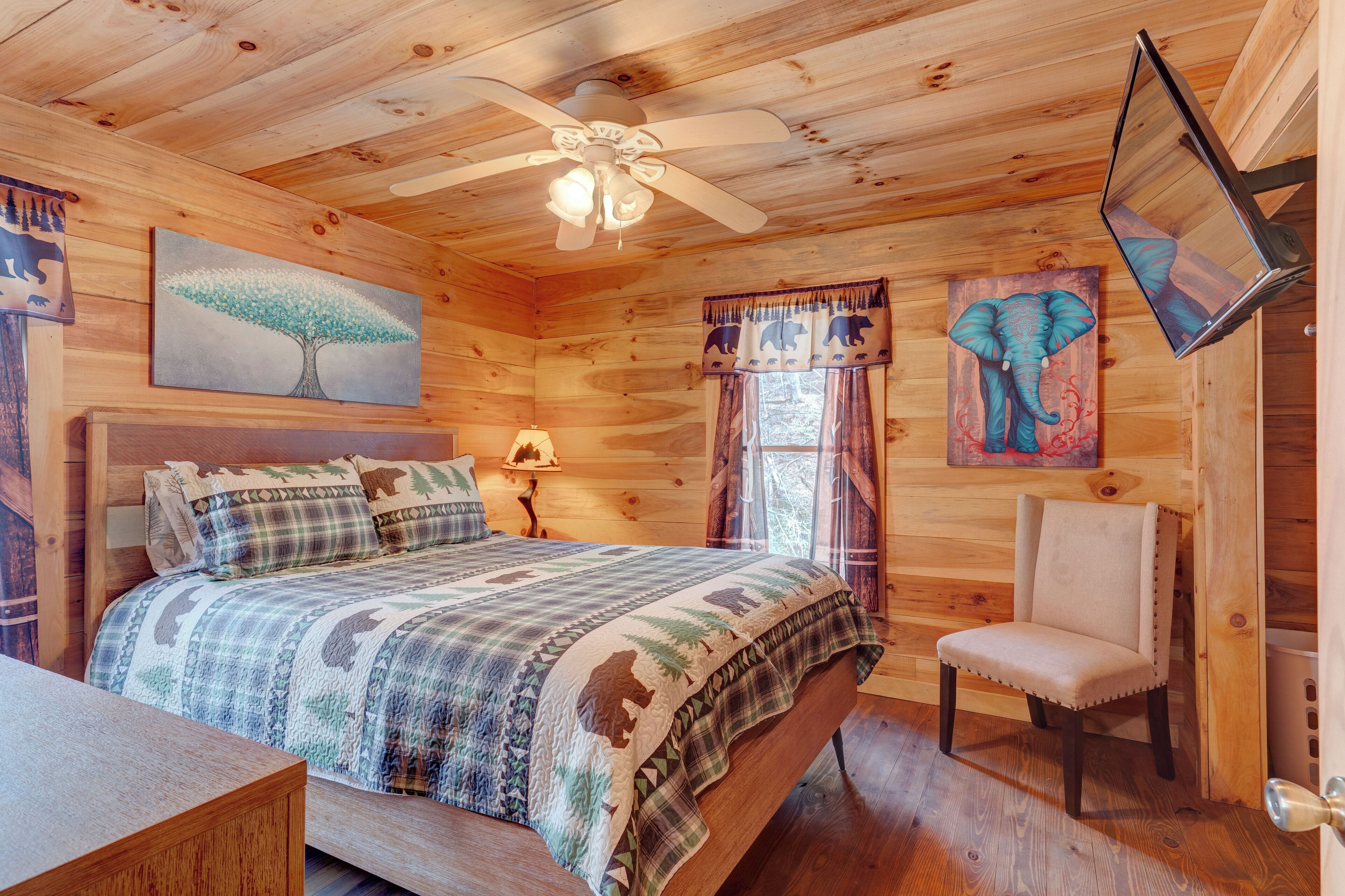 Creekside cabin, hot tub, fire pit, wood pizza oven n grill, dogs, near Ellijay