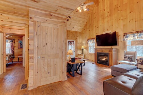 Creekside cabin, hot tub, fire pit, wood pizza oven n grill, dogs, near Ellijay