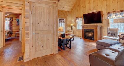 Creekside cabin, hot tub, fire pit, wood pizza oven n grill, dogs, near Ellijay