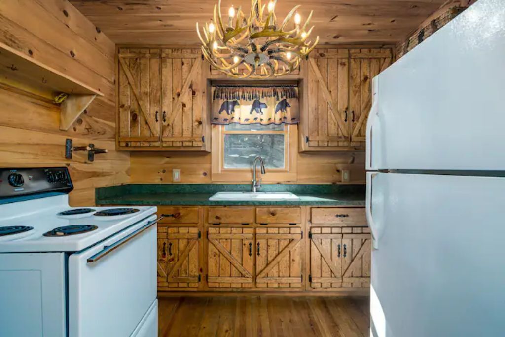 Creekside cabin, hot tub, fire pit, wood pizza oven n grill, dogs, near Ellijay