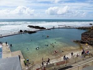 A coastal swimming area with clear water, rocky outcrops, and a view of the ocean. - 1 bedroom accommodation in Holsworthy (Holsworthy)