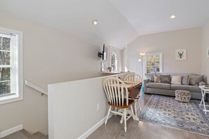 Smart TV - Coastal Cottage in the heart of Kennebunk, ME (Kennebunk)