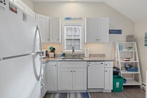 Fridge, microwave, oven, stovetop - Coastal Cottage in the heart of Kennebunk, ME (Kennebunk)