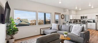 Newer 2 Bd 2 Bth Near Downtown and Perry District!