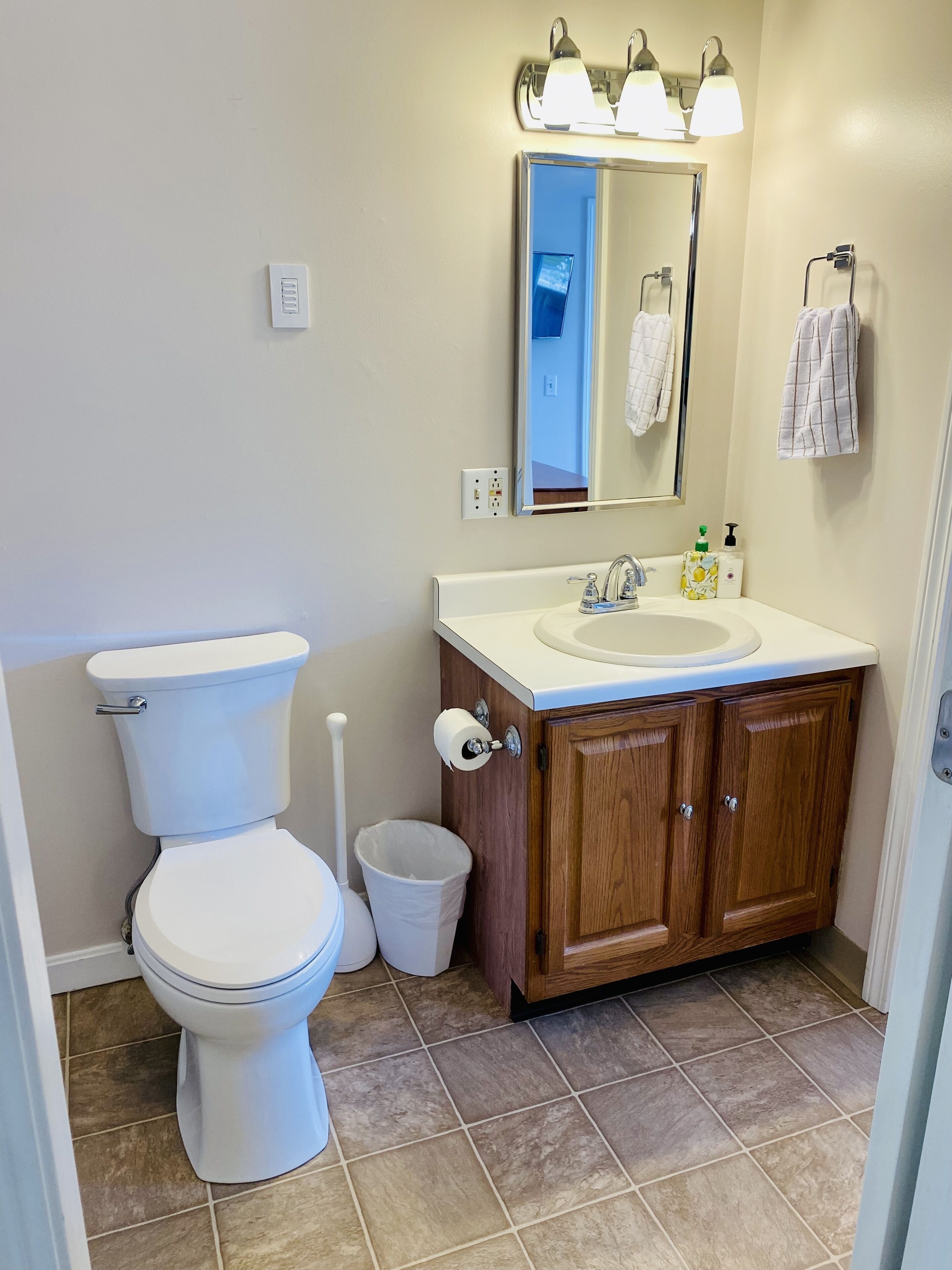 Lake view condo, Private Beach, Private concert entrance, pool