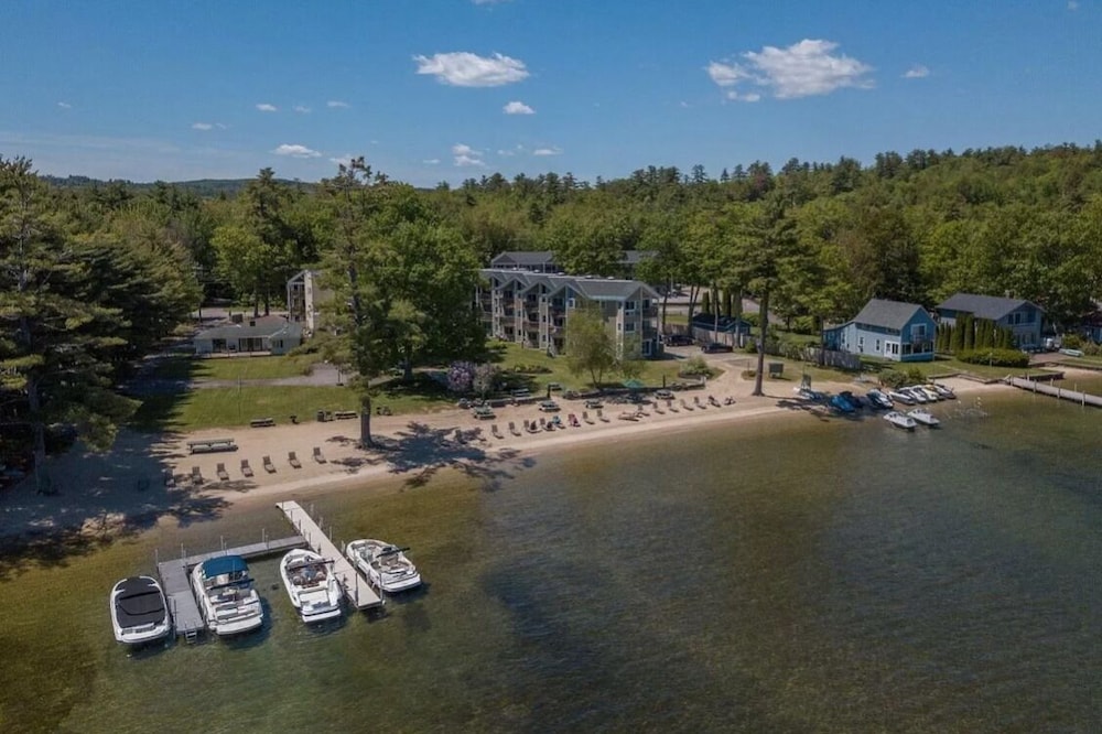 Lake view condo, Private Beach, Private concert entrance, pool
