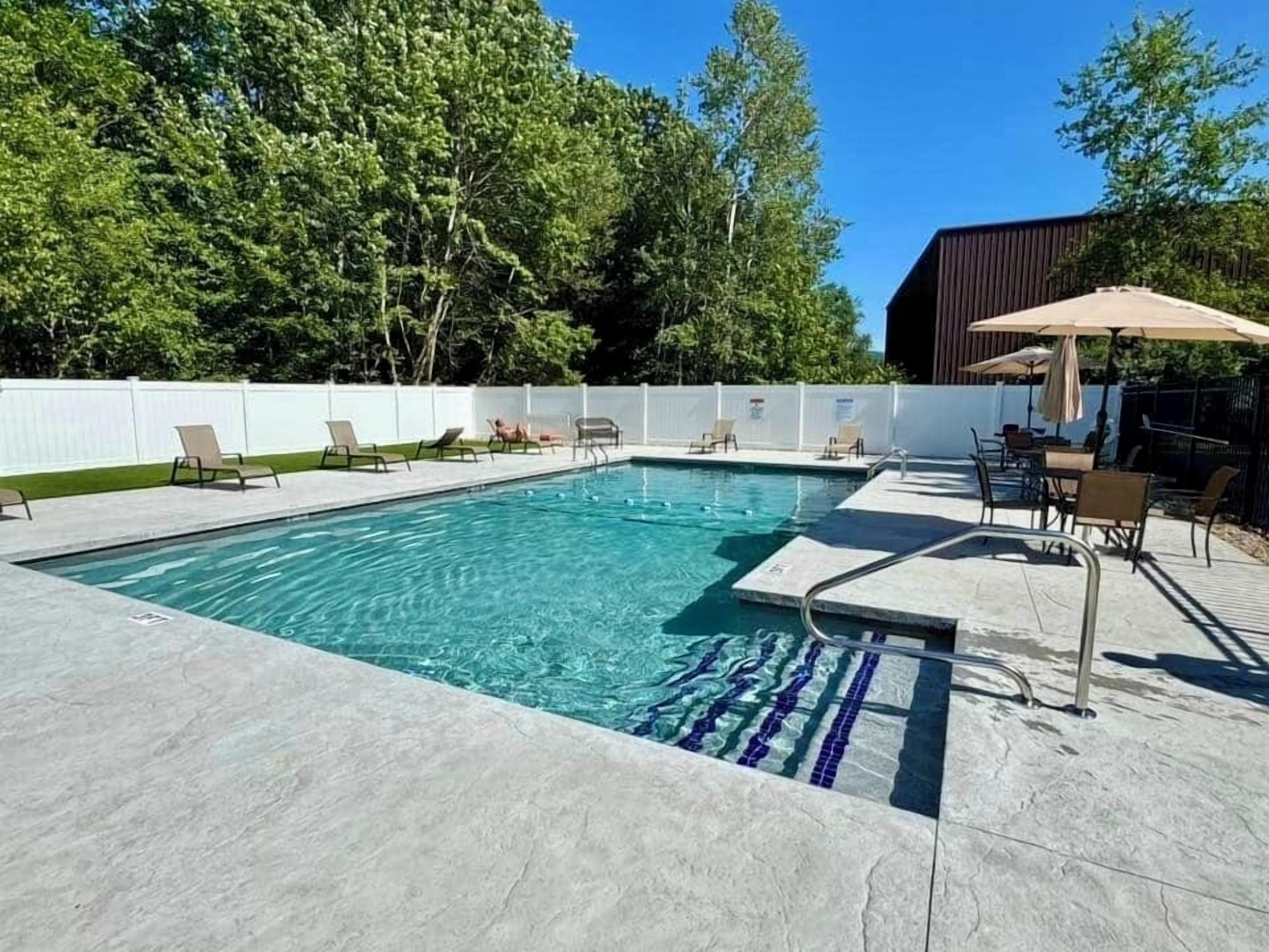 Una piscina al aire libre, una piscina climatizada