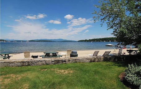 サンラウンジャー、ビーチタオル. Lake view, Private Beach, Private concert entrance, pool, Gunstock ski resort
