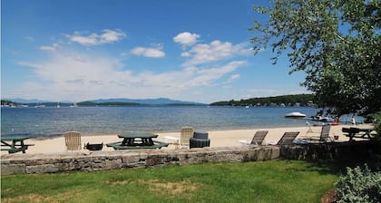Lake view condo, Private Beach, Private concert entrance, pool